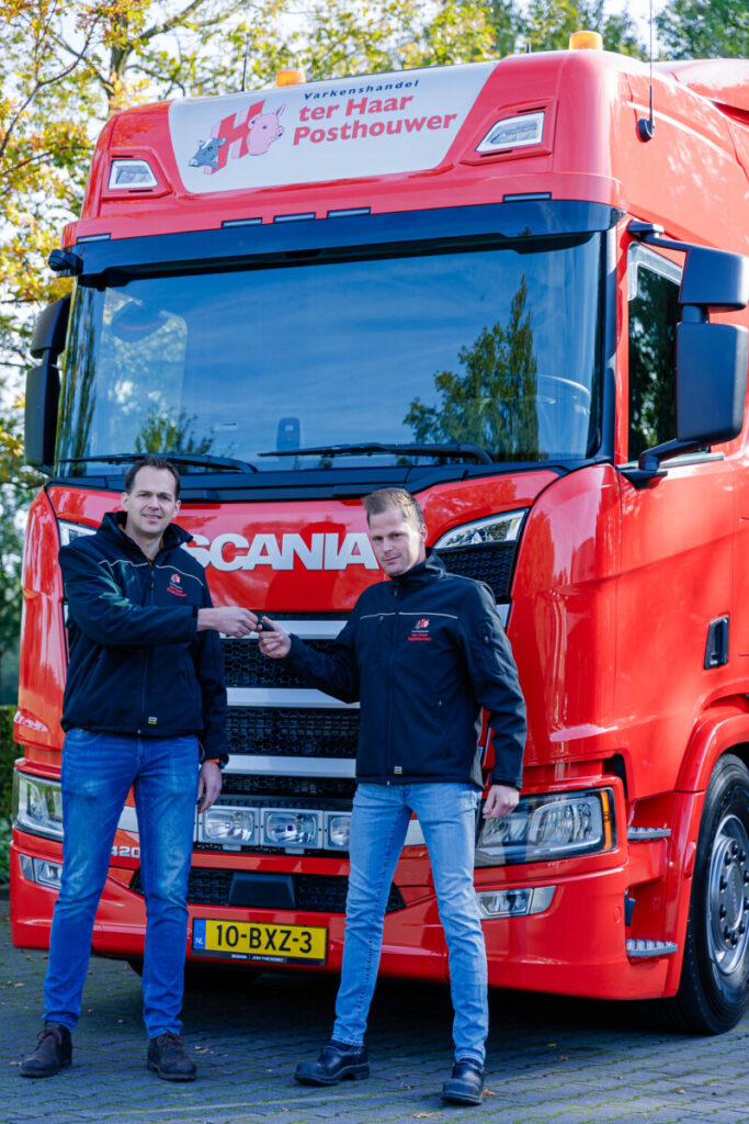 Nieuwe Scania en Cuppers oplegger afgeleverd aan Varkenshandel ter Haar - Poshtouwer